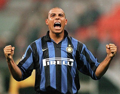 Ronaldo "fenômeno" comemorando em meio a uma partida usando um uniforme azul e preto