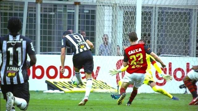 Atleta do Atlético Mineiro chuta bola em direção ao gol do sport durante partida