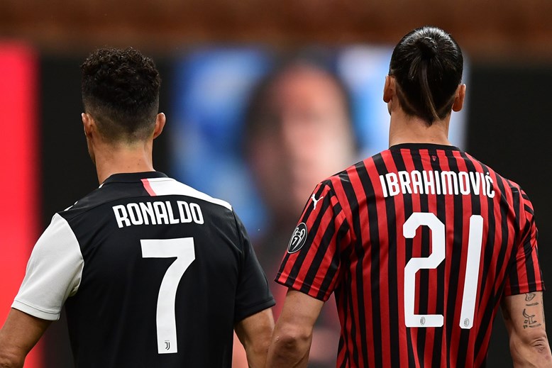 Cristianon Ronaldo usando uniforme preto e branco da juventus de costas caminhando ao lado de Ibrahimovic usando uniforme vermelho e preto do milan