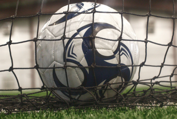 bola de futebol dentro de rede em campo